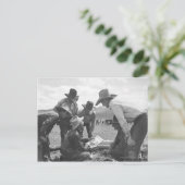 Cowboys kijken naar een tijdschrift briefkaart (Staand voorkant)