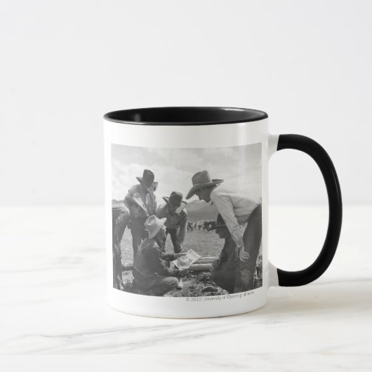 Cowboys kijken naar een tijdschrift mok (Rechts)