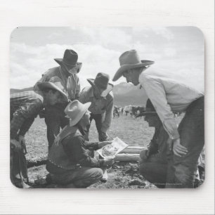 Cowboys kijken naar een tijdschrift muismat