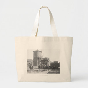 Cowboys op paarden die voor een trein poseren grote tote bag