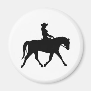 Cowgirl die haar paard uitrust magneet