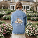 Cowgirl Floral Cowboy Boots Bridesmaid<br><div class="desc">Veste denim pour mariée personnalisée avec une illustration romantique de bottes de cowboy ou de cowgirl blanches et de fleurs de pivoine. Nom personnalisé dans la police de script moderne. Parfait pour la mariée, la demoiselle d'honneur, la fête de la mariée ou la servante d'honneur. Cet élément fait partie d'une...</div>