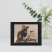 Cowgirl vintage avec carte postale (Debout devant)