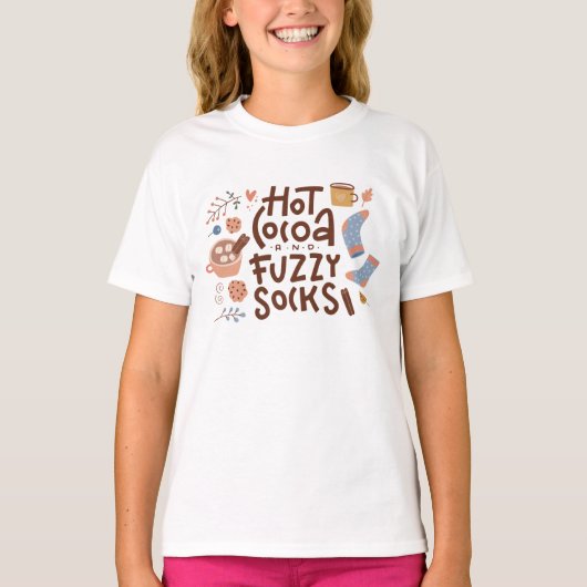 Cozy Hot Cocoa en Fuzzy Sokken Ontwerp T-shirt (Voorkant)
