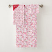 Cozy Love Hearts Valentine Gift Bath Towel (En situation)