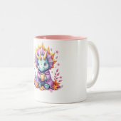 Cozy Triceratops Mug - Dinosaur in Blanket Sipping (Devant droit)