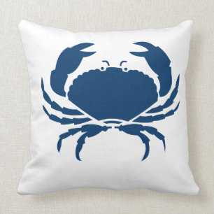 CRAB WHITE op donkerblauw kussen