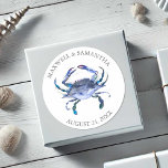 Crabe bleu Étiquette de mariage sur la plage<br><div class="desc">Ces étiquettes de mariage sur la plage ont un crabe d'aquarelle dans les tons bleus. Utilisez les champs modèle pour ajouter votre texte personnalisé. Un choix élégant pour les étiquettes de destination ou de mariage côtier, les faveurs et les cadeaux. Visitez www.zazzle.com/dotellabelle pour les voir tous. Art unique et design...</div>