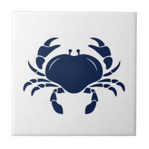 Crabe bleu sur le carreau de céramique blanc