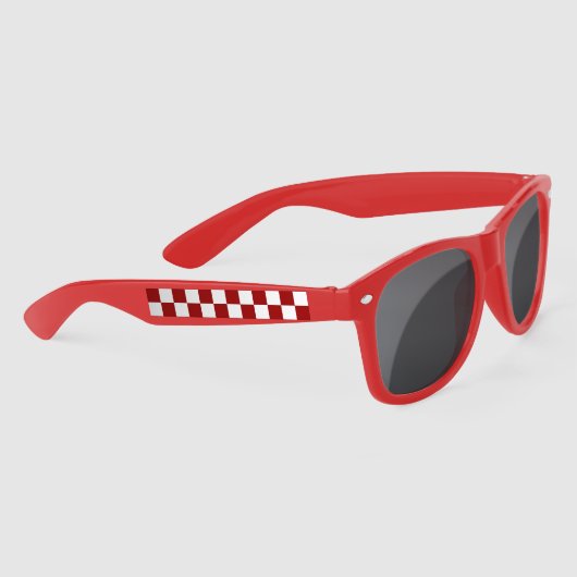 Cranberry Red en White Checkerboard Pattern Zonnebrillen (Rechts)