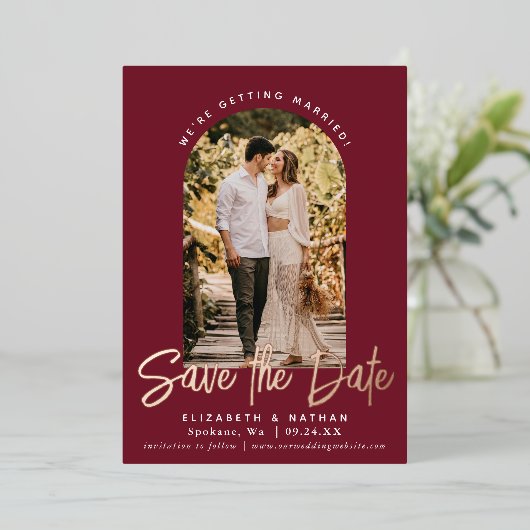 Cranberry Save the Date Stylish Script Photo Folie Uitnodiging (Staand Voorkant)