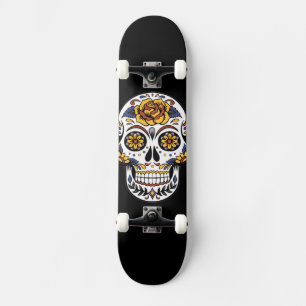 Crâne à sucre rose jaune sur skateboard noir