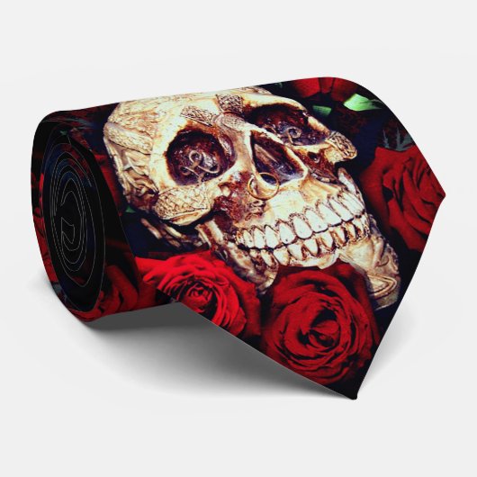 crâne et cravate des hommes de roses rouges (Roulé)