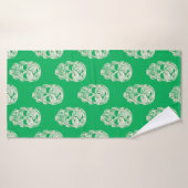 Crânes blancs Motif sur vert (Serviette de bain)