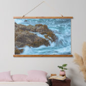 Crashing Ocean Waves on Rocky Shore Hangend Wandkleed (Slaapkamer)
