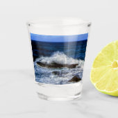 Crashing Wave On Rock Formation Shot Glass Glas (Voorkant)