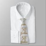 Cravate 50e Anniversaire d'or Argent avec or<br><div class="desc">50ème texte doré dans une teinte dorée répété sur le devant de cette cravate d'anniversaire dorée avec un damas en argent coordonné sur le côté arrière.</div>
