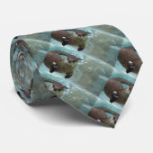 Cravate A cute Brown otter swimming dans une piscine bleue (Roulé)