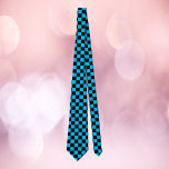 Cravate à damiers Motif bleu et noir<br><div class="desc">Aimez-vous les cravates avec un motif à damiers ? Cette cravate a un motif composé de carrés bleus et noirs.</div>