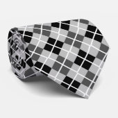 Cravate à motifs de losanges d'argent, de noir, (Roulé)