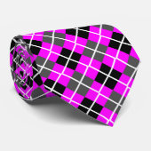 Cravate à motifs de losanges de fuchsia, de noir, (Roulé)