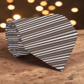 Cravate à rayures de couleur marron