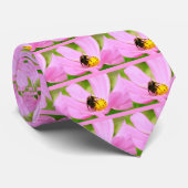 Cravate Abeille de miel se nourrissant de fleur de cosmos (Roulé)