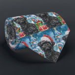 Cravate Affenpinscher Winter Wonderland Christmas Joie<br><div class="desc">Ce design festif reflète l'esprit joyeux de la période des fêtes, avec un adorable petit portant un chapeau de Père Noël. Le chien est niché dans un pays des merveilles hivernales, avec un bonhomme de neige, un sapin de Noël décoré et des cadeaux joliment emballés. Les flocons de neige tombent...</div>
