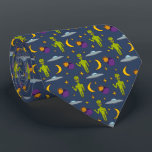 Cravate Aiens spatiaux et soucoupes volantes Sci-Fi Thème<br><div class="desc">Ajoutez une touche "hors du monde" à toute tenue avec ce cravate à motifs. Illustrations de petits aliens de l'espace vert, soucoupe volante, lunes, étoiles et planètes sont dressées contre un arrière - plan bleu marine. L'envers a un motif de coordination des étoiles jaunes contre un arrière - plan violet....</div>