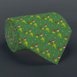 Cravate Aliens spatiaux à Santa Hats Sci-Fi Noël<br><div class="desc">Salutations de saison, Terriens ! Ce cravate de Noël festif présente des illustrations de petits hommes verts portant des chapeaux de Père Noël rouges avec quelques ornements de globe de vacances qui ressemblent à des planètes avec des étoiles blanches contre un arrière - plan vert. L'envers dispose d'un motif à...</div>