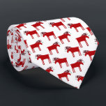 Cravate Amusant vacances à l'orignal<br><div class="desc">Merry Kiss Moose funny red and white Christmas holiday pattern design featuring a whimsical moose or elk with with a bunch of mistletoe tied to his antler,  hoping for a cheeky kiss. Parfait pour les animaux.</div>