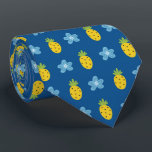 Cravate Ananas et bleu Floral Motif tropical bleu<br><div class="desc">Fruits tropicaux et motif bleu fleuri.</div>