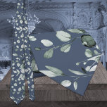 Cravate Argent Sage Eucalyptus Vert Mariage Marine Bleu<br><div class="desc">Un vert sauge seulement cravate mariage avec des sprigs d'eucalyptus aquarellés dans un détail exquis dans un vert sauge aquatique contre un arrière - plan bleu marine poussiéreux. Une cravate mariage classique et verte.</div>