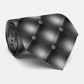 Cravate Arrière - plan gris foncé et perles (Roulé)