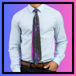 Cravate Art éclatant violet rose noir Art Abstrait<br><div class="desc">Art scintillant coloré fou. Oeuvre unique et originale du magasin Loud et Sassy dans des tons vifs de violet et rose sur un arrière - plan noir. Parfait pour les amateurs d'art abstrait et de couleurs vives. Fait un grand cadeau et un remplissage amusant de bas!</div>