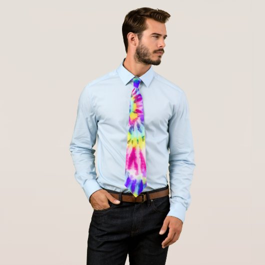 Cravate Artsy Neon Rainbow Tie Dye Motif d'aquarelle (En situation)