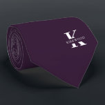 Cravate Aubergine | Élégant Monogramme Nom |one-side<br><div class="desc">Une élégante cravate à deux côtés avec un monogramme blanc audacieux sur fond violet d'aubergine. En plus de ce monogramme est inscrit votre prénom ou nom de famille dans toutes les capitales. Si vous préférez un look plus audacieux pour le nom personnel à l'intérieur de la grande lettre, vous pouvez...</div>