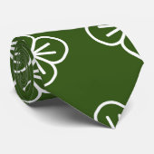 Cravate avec des fleurs blanches, fond personnalisable (Roulé)