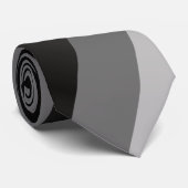 Cravate avec des rayures grises et noires (Roulé)