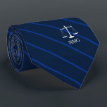 Cravate Avocat des initiales personnalisées de Dark Navy<br><div class="desc">Élégantes bandes de la marine échelle judiciaire de justice des initiales personnalisées cravate.</div>