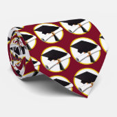 Cravate Bac et diplôme - Arrière - plan rouge foncé (Roulé)