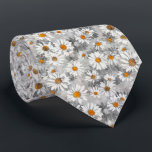 Cravate Baisson blanc sur motif floral gris argenté<br><div class="desc">Cette cravate au design floral charmant présente des marguerites blanches aux centres jaunes sur un arrière - plan gris argenté. Parfait pour l'homme qui aime jardiner, pour les mariages, ou pour les femmes qui aiment porter des cravates pour une ceinture pour mettre leur tenue. Portez-le dans le style ! Conçu...</div>