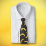 Cravate Banane<br><div class="desc">Un cravate noir avec un motif de bananes pour les amateurs de ce fruit jaune. Il pourrait aussi faire un grand cadeau à un ami!</div>