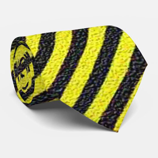 Cravate Bandes diagonales minces en noir et jaune (Roulé)