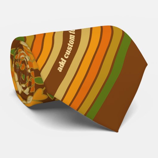 Cravate Bandes rétro et Fleurs funky avec nom personnalisé (Roulé)