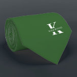 Cravate Basil Green Elegant Monogramme   Nom<br><div class="desc">Une élégante cravate à deux côtés avec un monogramme blanc audacieux sur un solide arrière - plan Basil Green. En plus de ce monogramme est inscrit votre prénom ou nom de famille dans toutes les capitales. Si vous préférez un look plus audacieux pour le nom personnel à l'intérieur de la...</div>