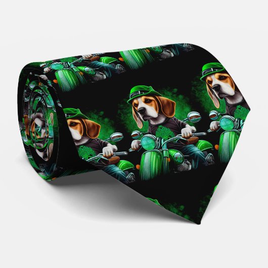 Cravate Beagle Chien conduisant vélo St. Patrick's Day (Roulé)