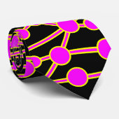 Cravate Beaucoup de routes II Magenta & Jaune sur Noir (Roulé)