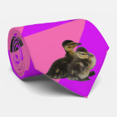 Cravate Bébé Canards sur framboise rose et sorbet pourpre (Roulé)