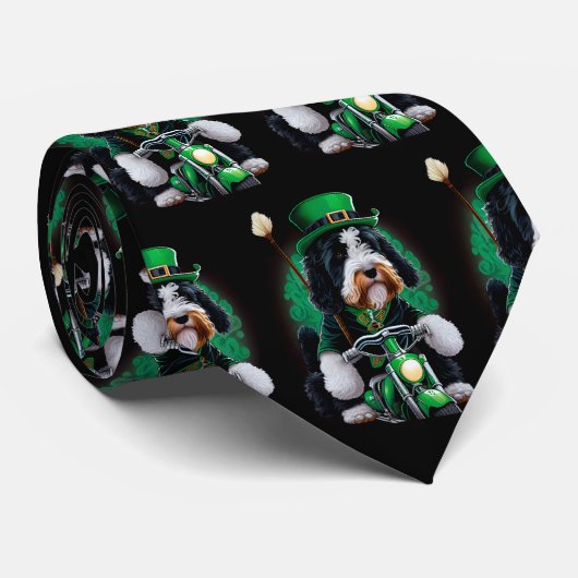 Cravate Bernedoodle Chien conduisant vélo St. Patrick's Da (Roulé)